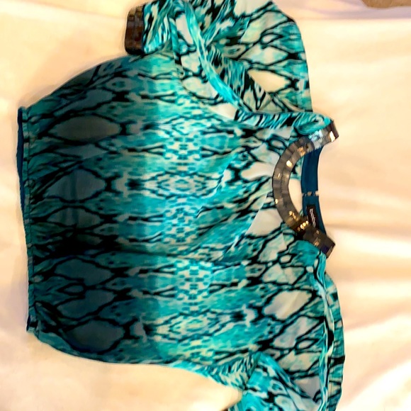 Open arms and open back - Picture 1 of 3